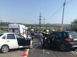 Лобовое столкновение двух авто в Волгоградской области попало на видео: ранены 3 человека