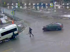 Водитель маршрутки устроил ДТП в Волжском: видео