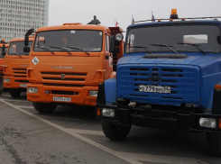 В Волжском коммунальные службы обрабатывают дороги от гололеда