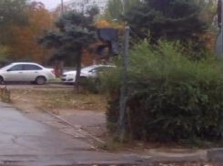Сломанный светофор создал опасность на перекрестке в Волжском