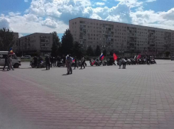 День России в Волжском открыли выставка вооружения и автопробег ДОСААФ