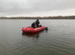 После крушения лодки на Волге один рыбак пропал под водой