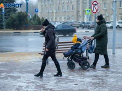 В Волжском наконец начали обрабатывать дороги от наледи