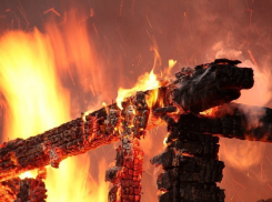 Ночью под Волгоградом в частном доме заживо сгорели трое мужчин