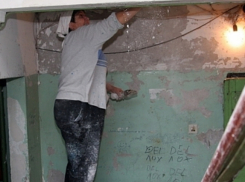 В Волжском «Ладу Дом» заставили начать ремонт в подъезде