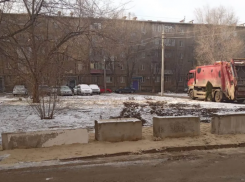 Большегрузы больше не проедут по зеленой зоне в Волжском около магазина Чижик