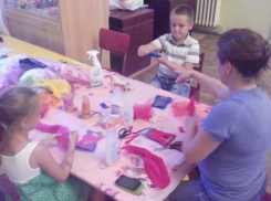 В городском театре кукол учат делать благополучниц и рисовать песочные картины