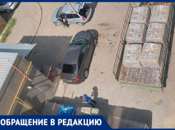 Жители жалуются на незаконную разгрузку стройматериалов во дворе жилого дома в Волжском