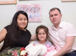 Любящие родители поздравили свою доченьку с пятилетием