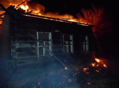 Под Волжским пятница началась с пожара