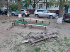 В Волжском разрушенные скамейки покрасили и назвали «ремонтом»: УК организует проверку