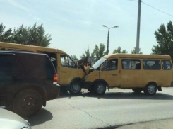 На Зеленом маршрутки не поделили дорогу