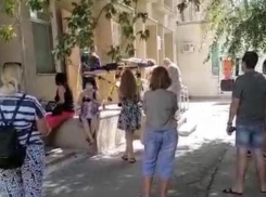В Волжском мужчина упал в обморок в километровой очереди в больницу: видео