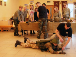 Под Волжским воспитанников воскресной школы обучали навыкам военной подготовки