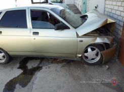 В стену гаража влетел водитель «двенадцатой» в Волжском