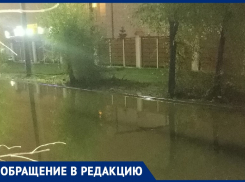 В Волжском глубокие ямы после дождя превратились в «океан»