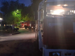 Шесть пожарных машин тушили электрощиток в жилом доме в Волжском