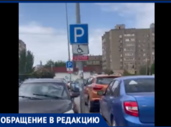 «Никогда нет мест»: волжанка пожаловалась на постоянную оккупацию парковки для инвалидов у ТЦ «Валентина»