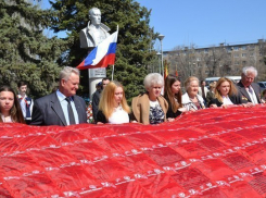 Волжские школьники передали 300-метровое Полотно Победы Волгограду