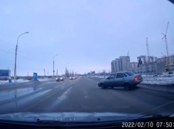 Из-за гололеда в Волжском «Приора» вылетела на встречку: видео