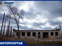 Киностудия, типография, руины: исследуем заброшенное здание в жилом массиве Волжского