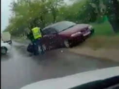 Сразу две аварии в дождливое утро 10 мая попали на видео в Волжском