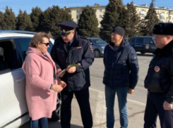Сотрудники ГИБДД в Волжском поздравили автоледи с наступающим 8 марта