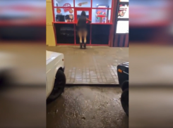 Мужчина в женских стрингах исполнил стриптиз под Волжским