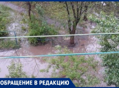 Из-за огромной лужи в квартирах жителей Волжского заводятся комары