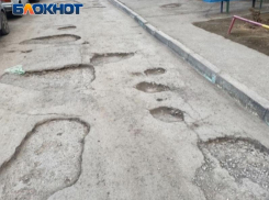 «Таких дорог я даже в старой части не видела»: в 25 микрорайоне Волжского образовались кратеры