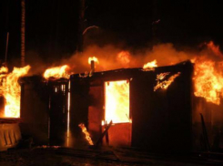 В Волжском неизвестный поджег вагончик