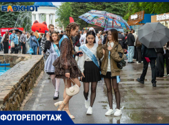 Тысячи мокрых, но счастливых выпускников Волжского: фоторепортаж с последнего звонка под дождём