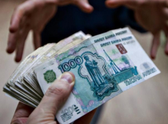 Богатая пенсионерка из Волжского подарила мошенникам два миллиона рублей
