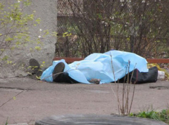 В Волжском под окнами жилого дома обнаружили труп мужчины