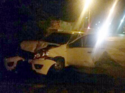 Машины «всмятку»: на пустой дороге столкнулись два автомобиля в Волжском