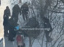 В Волжском медики борются за жизнь выпавшей из окна 19-летней девушки