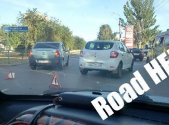 В Волжском в 7 микрорайоне образовывается огромная пробка из-за ДТП