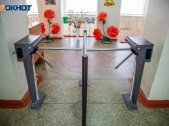 Беспрепятственно вошли в школу, на входе не было никого: жительница Волжского о безопасности детей