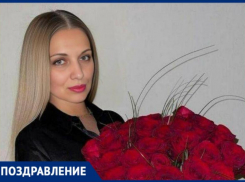 Лучшую маму двух прекрасных дочек и замечательную куму поздравляют с праздником!