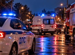 Протаранил 3 авто на светофоре и пытался скрыться: все экстренные службы съехались на ДТП в Волжском 