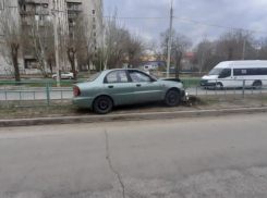 19-летний волжанин потерял управление и въехал в бордюр: подробности ДТП