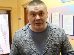 Депутат три часа простоял у дверей заведующей детсада в Волжском, в котором изолировали детей