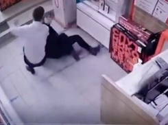 Напавшей на продавца с шокером в Волгограде грозит 10 лет тюрьмы