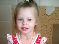 Трехлетняя Саша Романюк из Волжского в своем видеоролике попросила президента подарить ей куклу мечты