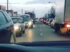 Пафосная автоледи вышла за границы типичных дорожных правил в Волжском