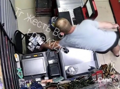Сигареты, презервативы и яйцо: волжанин украл набор кавалера под камерами в супермаркете
