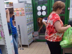 Родители оставляют детей в камерах хранения в магазинах региона