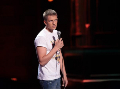 Звезда StandUp Алексей Щербаков вспомнил «светящиеся» огурцы в Волжском