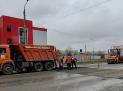 В Волжском устанавливают искусственную дорожную неровность 