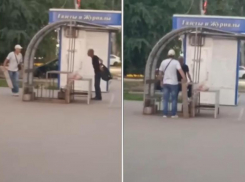 Размахивал ножом и пытался зарезать прохожего: вооруженный мужчина попал на видео в Волжском